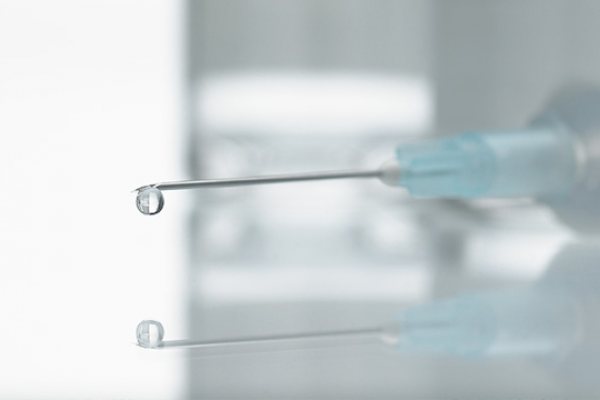 주사바늘 끝 물방울