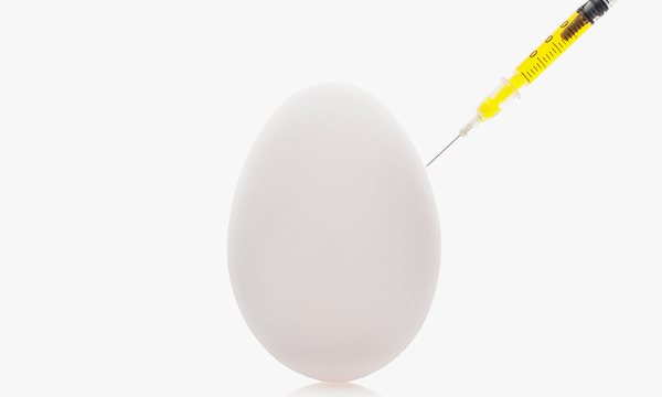 달걀과 노란 주사기